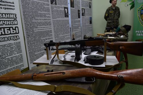 В Уруссинской начальной школе открылся мобильный музей - выставка «На защите границ».