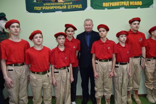В Уруссинской начальной школе открылся мобильный музей - выставка «На защите границ».