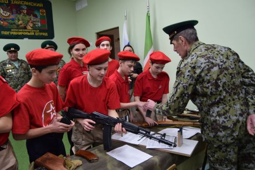 В Уруссинской начальной школе открылся мобильный музей - выставка «На защите границ».