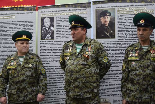 В Уруссинской начальной школе открылся мобильный музей - выставка «На защите границ».