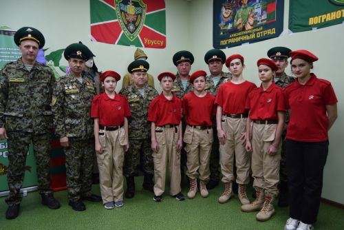 В Уруссинской начальной школе открылся мобильный музей - выставка «На защите границ».