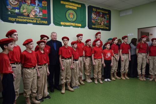 В Уруссинской начальной школе открылся мобильный музей - выставка «На защите границ».