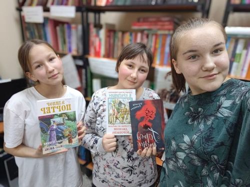Фото-флешмоб «Селфи в библиотеке» прошел вчера в соц. сетях редакции