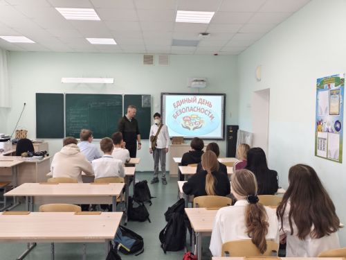В рамках «Единого дня безопасности» на уроках ОБЗР учащиеся 9 класса познакомились с средствами индивидуальной защиты