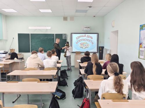 В рамках «Единого дня безопасности» на уроках ОБЗР учащиеся 9 класса познакомились с средствами индивидуальной защиты