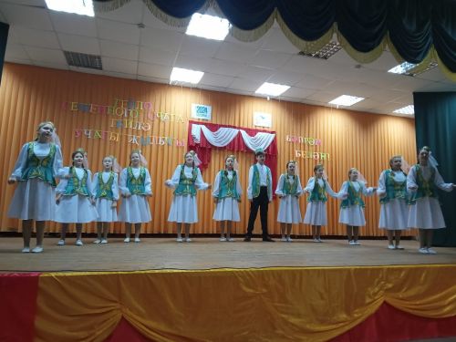 Вчера детская вокальная студия «Юные таланты» представила концертную программу, приуроченную к Дню Матери в селе Акбаш