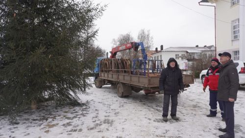 Глава района Аяз Шафигуллин ознакомился с ходом работ по подготовке площади районного дома культуры к новогодним мероприятиям