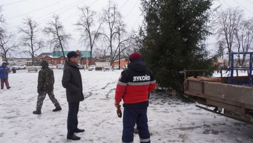 Глава района Аяз Шафигуллин ознакомился с ходом работ по подготовке площади районного дома культуры к новогодним мероприятиям