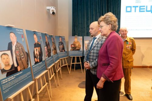 В Казани открыли выставку «Отец Героя»