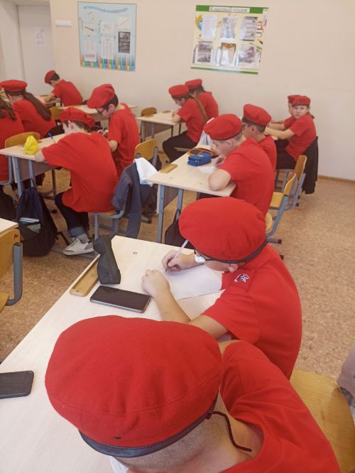 В преддверии Нового года юнармейцы написали трогательные письма солдатам