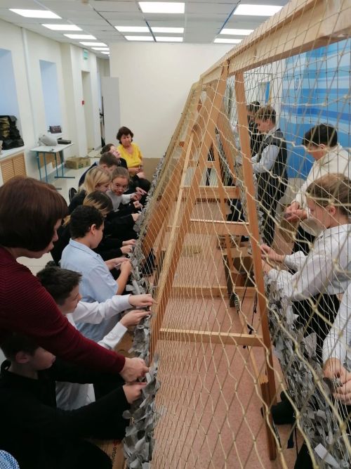 Ученики 2 школы внесли свой вклад в создание маскировочных сетей