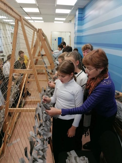 Ученики 2 школы внесли свой вклад в создание маскировочных сетей