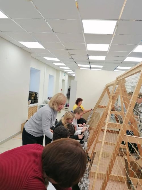 Ученики 2 школы внесли свой вклад в создание маскировочных сетей
