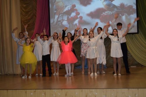 «Юные таланты» из Уруссу порадовали ребят Серафимовского ДДИ