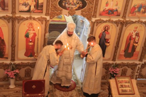 В Уруссинском Свято-Никольском храме прошла архиерейская литургия во Вселенскую родительскую субботу