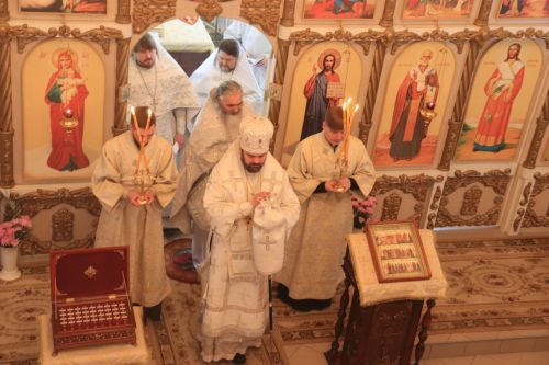 В Уруссинском Свято-Никольском храме прошла архиерейская литургия во Вселенскую родительскую субботу