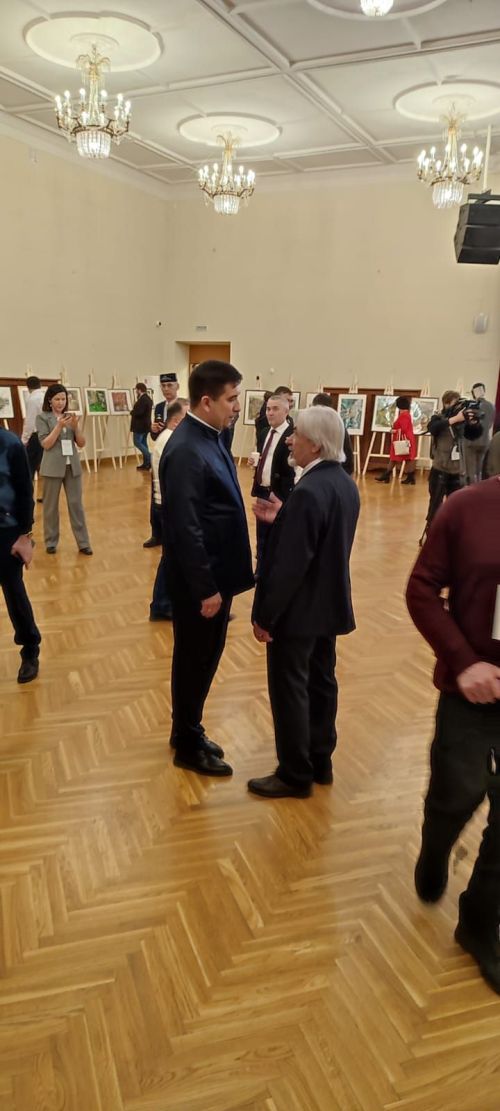 Художники Ибрагимовы из Уруссу организовали передвижную выставку картин