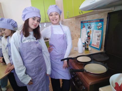 Уруссинские гимназисты напекли блинов