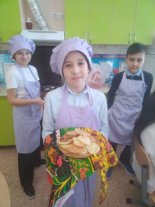 Уруссинские гимназисты напекли блинов