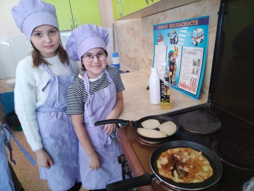 Уруссинские гимназисты напекли блинов