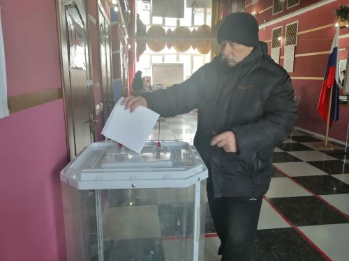 «ВОСТОК»: до открытия избирательного участка № 2819 люди уже стояли возле дверей