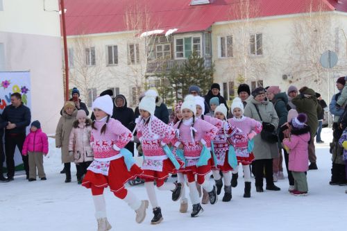 На площади районного Дома культуры проводили зиму