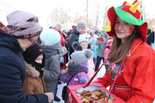 На площади районного Дома культуры проводили зиму