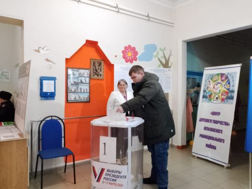 На избирательные участки пришли впервые голосующие