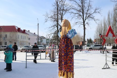 На площади районного Дома культуры проводили зиму