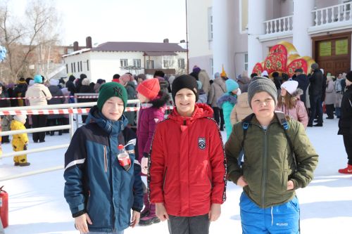 На площади районного Дома культуры проводили зиму