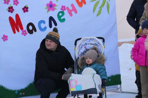 На площади районного Дома культуры проводили зиму