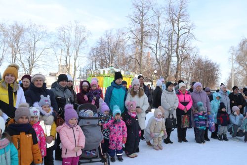 На площади районного Дома культуры проводили зиму