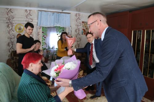 Глава района посетил на дому мать мобилизованного уруссинца Вячеслава Осипова