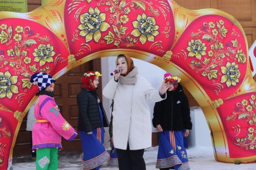 На площади районного Дома культуры проводили зиму