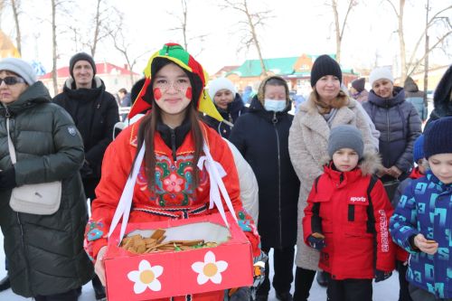 На площади районного Дома культуры проводили зиму