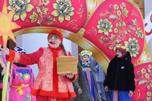 На площади районного Дома культуры проводили зиму