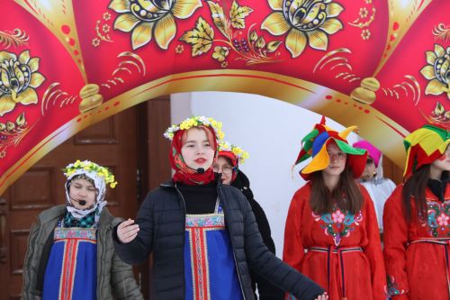 На площади районного Дома культуры проводили зиму