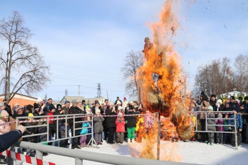 На площади районного Дома культуры проводили зиму