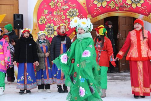 На площади районного Дома культуры проводили зиму