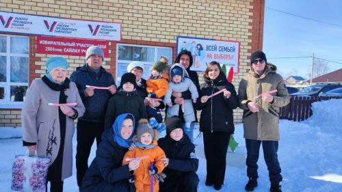 В Подгорном проголосовала чета Хикматовых