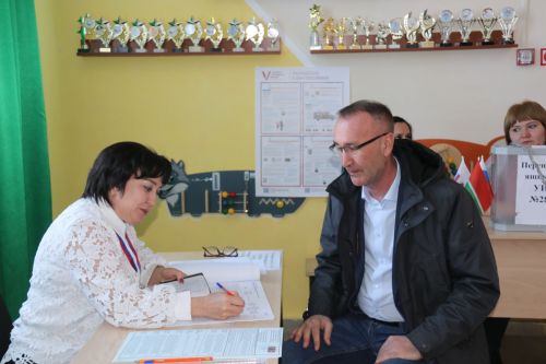 Глава района на избирательный участок пришел с семьей