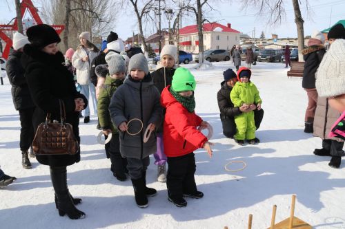 На площади районного Дома культуры проводили зиму