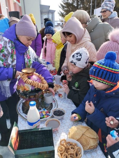 Сегодня многие населенные пункты провели президентские выборы вместе с Масленицей