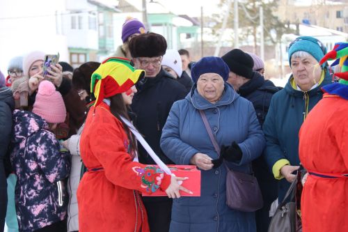 На площади районного Дома культуры проводили зиму