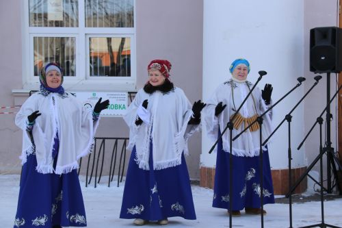 На площади районного Дома культуры проводили зиму