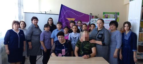 Участник СВО приехавший в отпуск встретился каракашлинскими школьниками