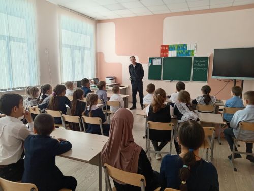 Староуруссинские школьники встретились с лейтенантом полиции