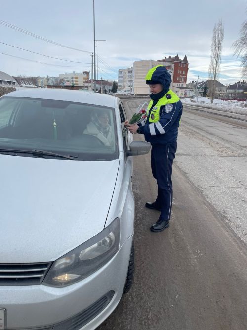 Автоледи Ютазинского района получили в подарок тюльпаны