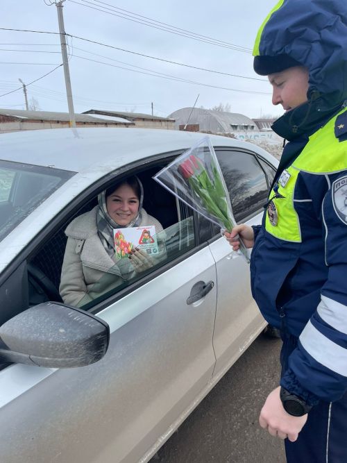Автоледи Ютазинского района получили в подарок тюльпаны