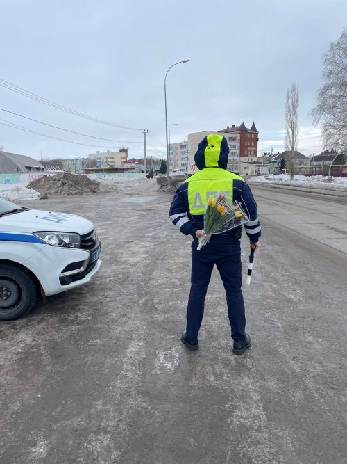 Автоледи Ютазинского района получили в подарок тюльпаны